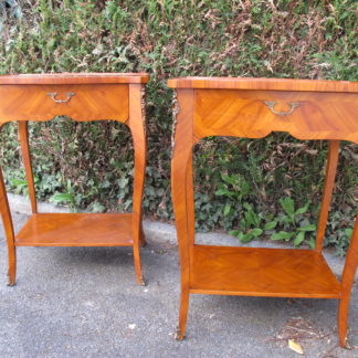 Une paire de chevets en bois de rose